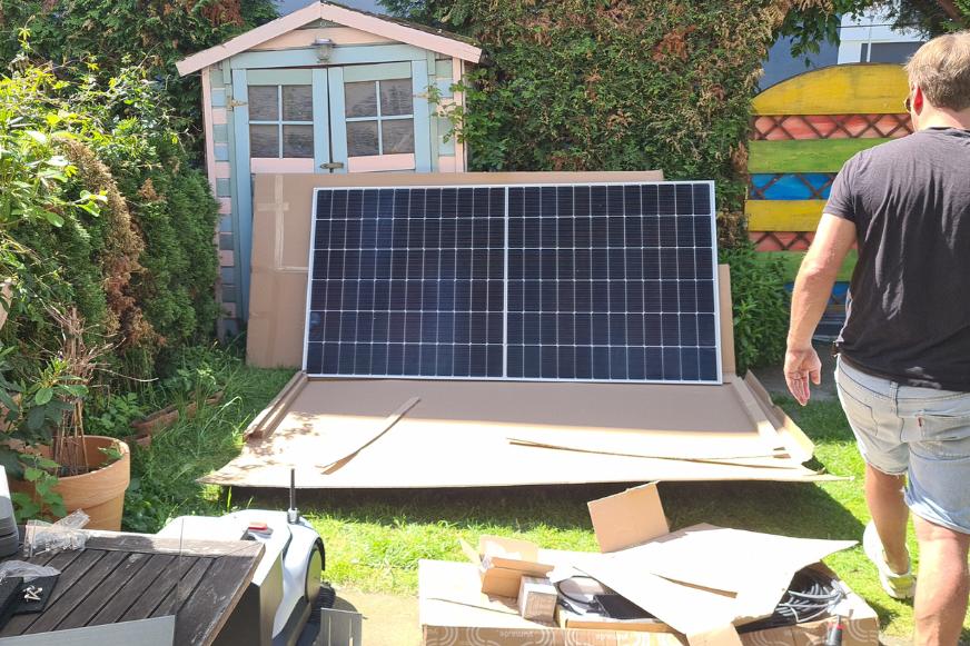 Der Lieferumfang des Yuma Flat XL Balkonkraftwerks wird im Garten während des Tests und der Installation ausgebreitet